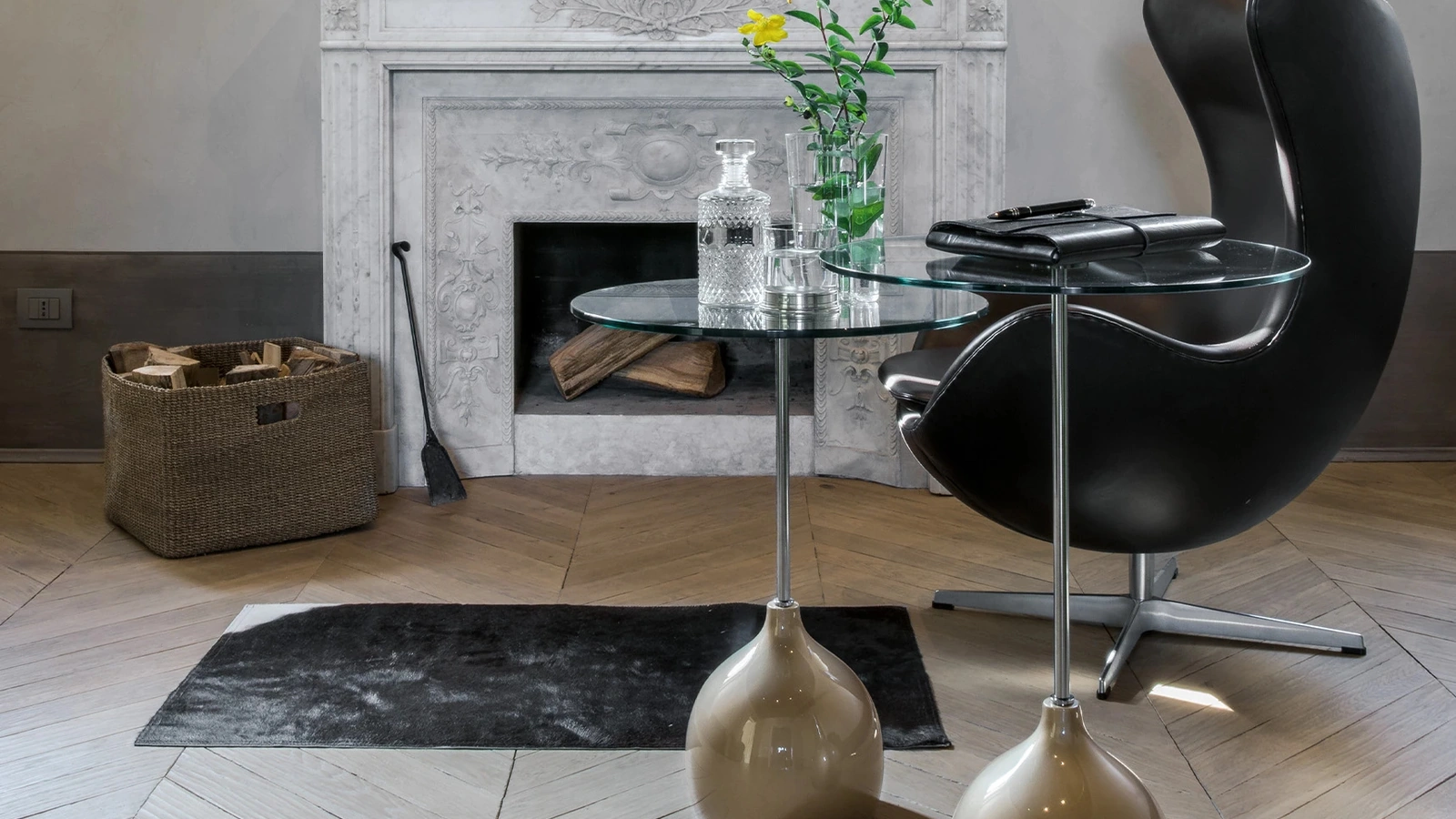 Tavolino rotondo di design con top in vetro temperato e base in agglomerato di marmo Adachi di Tonin Casa