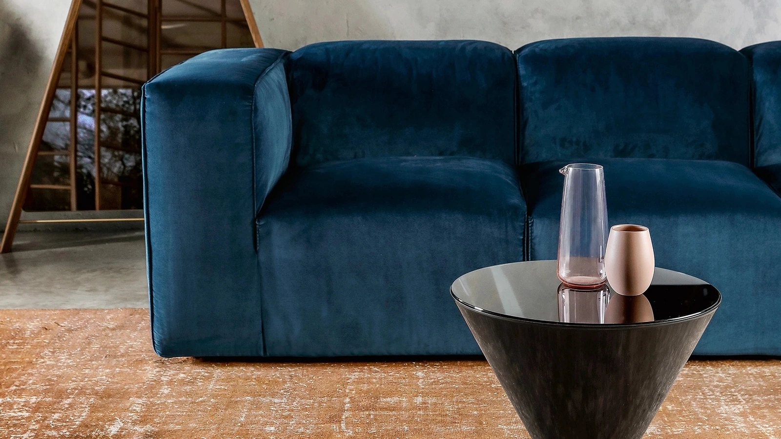 Tavolino rotondo con top in vetro fumé trasparente, struttura conica in metallo e base in marmo Flute di Tonin Casa