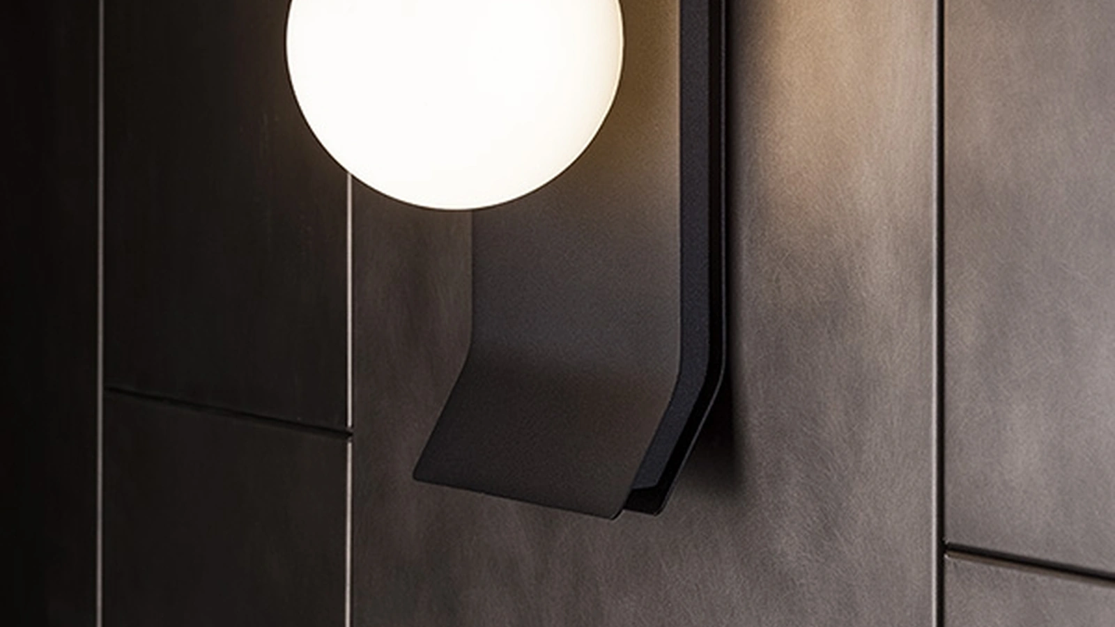 Lampada LED ricaricabile da parete Brand in metallo di Ronda Design
