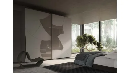 Armadio con ante scorrevoli in laccato opaco con inserti in vetro Eikon di Voltan