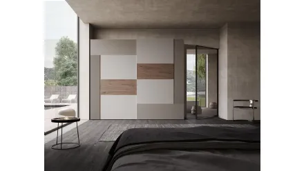 Armadio con ante scorrevoli Comp 310 in laccato opaco con inserti in legno di Mobilgam