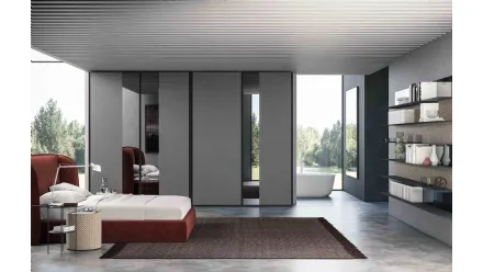 Armadio Anta Scorrevole 03 in nobilitato pelle antracite e fasce verticali in vetro specchiato grigio di Tumidei