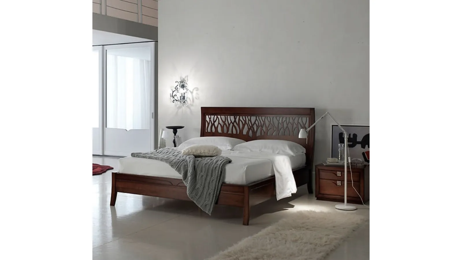 Letto Fairy Tale in legno con testiera intagliata di Fasolin