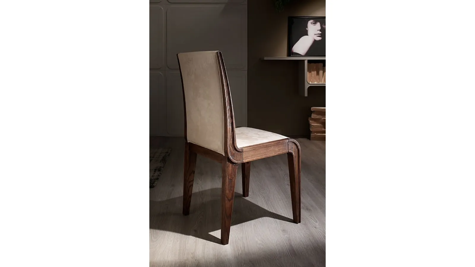 Sedia Cleo in pelle con struttura in legno di Fasolin