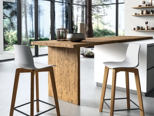 Sgabello Talya in polipropilene con gambe in legno di FGF Mobili