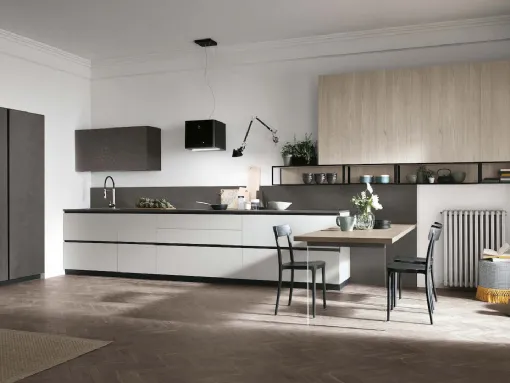 Basi Pet Nebbia opaco, pensili e colonne Cemento Dark. Pensili e vani a giorno Size in Larice Sabbia. Top laminato Cemento Dark.